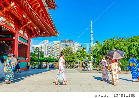 東京の都市風景　浅草浅草寺・大提灯とスカイツリー 104811189