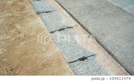 グランドに設置された側溝にある側溝蓋 104811479