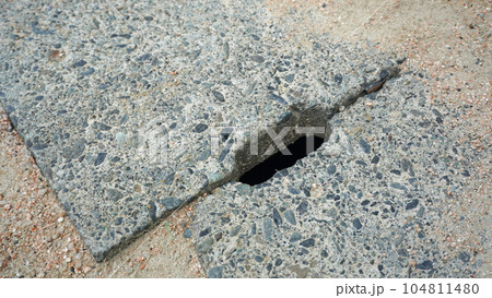 グランドに設置された側溝にある側溝蓋 グランドに設置された側溝にある側溝蓋 104811480