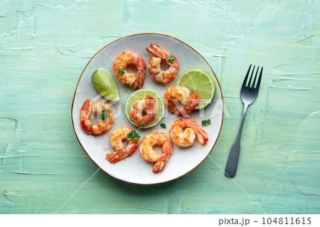 Shrimps, overhead shot. Fried shrimp with parsley and lime 104811615
