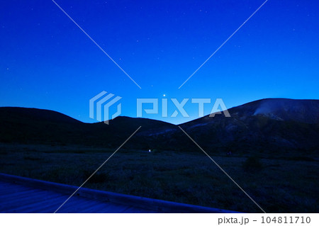 浄土平で見る宵の明星金星／福島県福島市 104811710