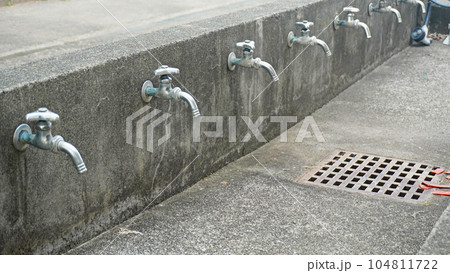 水道の蛇口(学校に設置された水洗い場) 水道の蛇口(学校に設置された水洗い場) 104811722