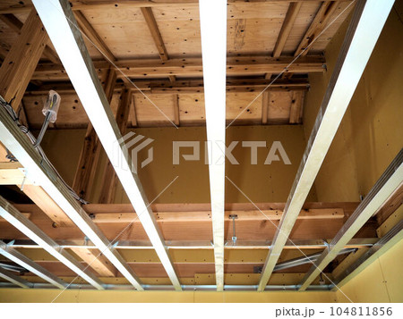 戸建住宅の工事現場　小屋裏 104811856