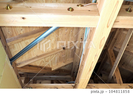 戸建住宅の工事現場　小屋裏 104811858