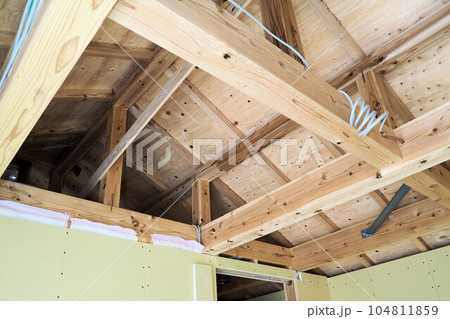 戸建住宅の工事現場　小屋裏 104811859