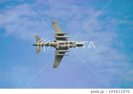 飛行する米軍の航空機 EA-6Bプラウラー 104811870