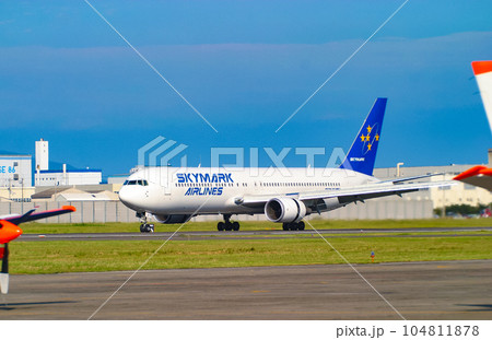 滑走路へ向かう旅客機 104811878