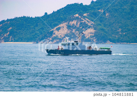 航行する海上保安庁の巡視艇せとかぜ 104811881