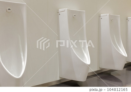 清潔な男性トイレ(小便器) 清潔な男性トイレ(小便器) 104812165