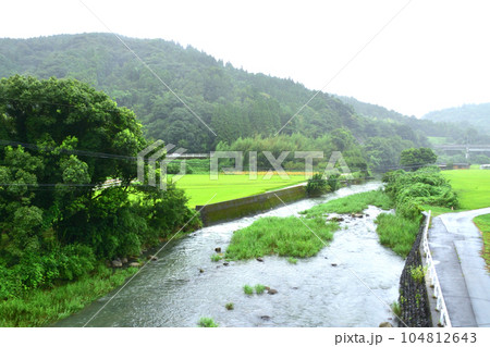 雨模様の肥薩おれんじ鉄道、出水駅から湯浦駅までの車窓風景(2022年) 雨模様の肥薩おれんじ鉄道、出水駅から湯浦駅までの車窓風景(2022年) 104812643
