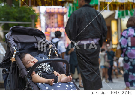 七夕の夏祭りではしゃぎ疲れて夕方にベビーカーで眠ってしまった甚平姿の生後9か月の赤ちゃん 七夕の夏祭りではしゃぎ疲れて夕方にベビーカーで眠ってしまった甚平姿の生後9か月の赤ちゃん 104812736