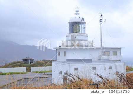 本州最北端の地にある灯台（龍飛埼灯台　青森県、東津軽郡） 104812750