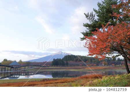 津軽富士見湖 鶴の舞橋 岩木山(青森県 北津軽郡) 津軽富士見湖 鶴の舞橋 岩木山(青森県 北津軽郡) 104812759