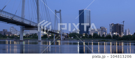 Panorama of Krasnoyarsk at night. View of Vinogradovsky suspended at night at the hour of dawn. 104813206