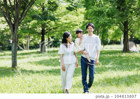 公園で過ごす家族のポートレート 公園で過ごす家族のポートレート 104813807