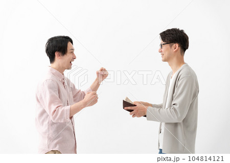 喜んでお金を手にする2人 104814121