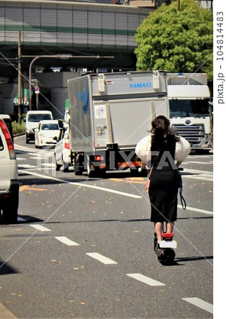 公道走行可能な電動キックボード 104814483