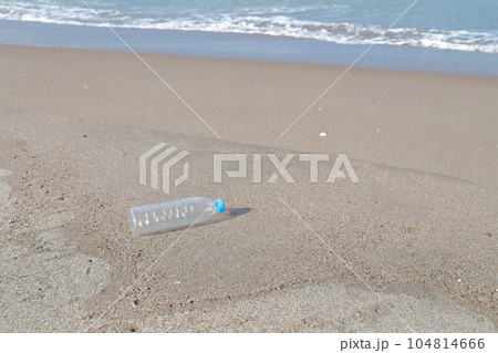 海岸に打ち寄せられたペットボトル 104814666