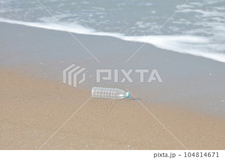 海岸に打ち寄せられたペットボトル 海岸に打ち寄せられたペットボトル 104814671