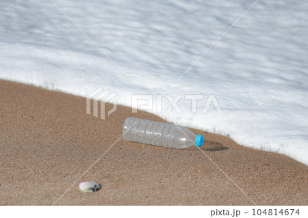 海岸に打ち寄せられたペットボトル 海岸に打ち寄せられたペットボトル 104814674