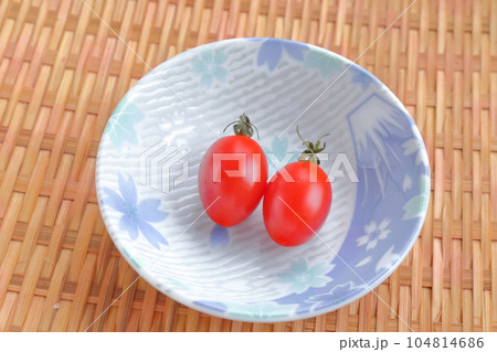 夏の代表的な野菜（お皿に盛られたミニトマト） 104814686