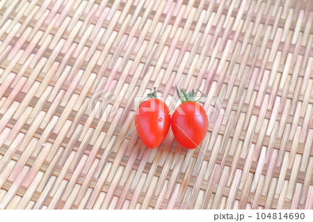 夏の代表的な野菜（新鮮なミニトマト） 104814690