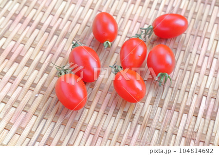 夏の代表的な野菜(新鮮なミニトマト) 夏の代表的な野菜(新鮮なミニトマト) 104814692