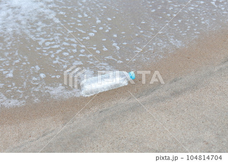 海岸に打ち寄せられたペットボトル 104814704