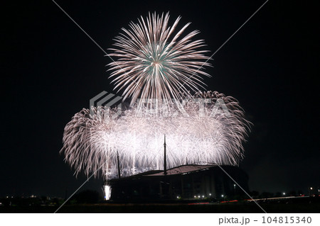 夏の夜を彩る、花火の美しき瞬間(豊田おいでんまつり 豊田スタジアム 愛知県 豊田市) 夏の夜を彩る、花火の美しき瞬間(豊田おいでんまつり 豊田スタジアム 愛知県 豊田市) 104815340