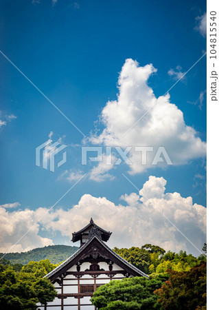 天龍寺境内の夏、切妻造の庫裏の白壁と夏の青空 天龍寺境内の夏、切妻造の庫裏の白壁と夏の青空 104815540