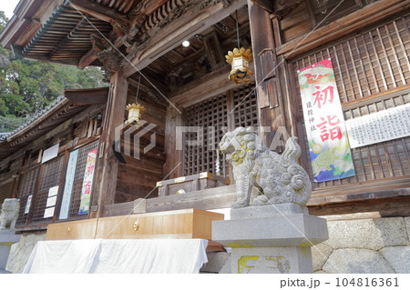 社殿前の狛犬（猿投神社　愛知県 豊田市） 104816361