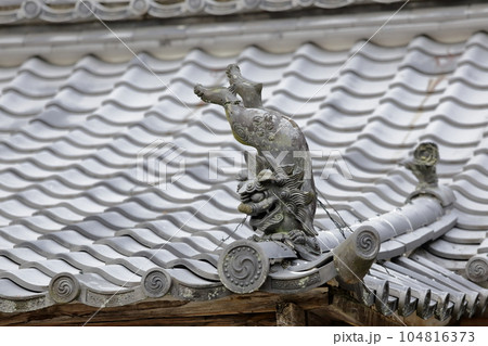 屋根の飾り瓦、逆立ちするこま犬（猿投神社　愛知県 豊田市） 104816373