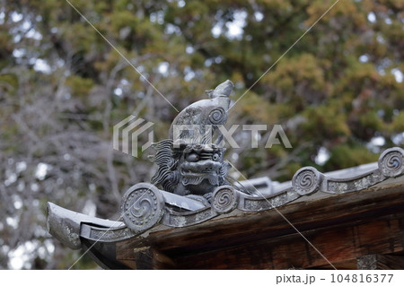 屋根の飾り瓦、逆立ちするこま犬(猿投神社 愛知県 豊田市) 屋根の飾り瓦、逆立ちするこま犬(猿投神社 愛知県 豊田市) 104816377