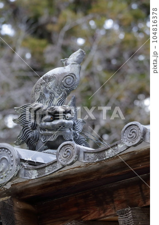 屋根の飾り瓦、逆立ちするこま犬(猿投神社 愛知県 豊田市) 屋根の飾り瓦、逆立ちするこま犬(猿投神社 愛知県 豊田市) 104816378