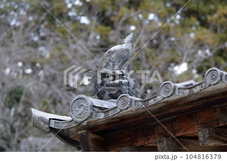 屋根の飾り瓦、逆立ちするこま犬（猿投神社　愛知県 豊田市） 104816379