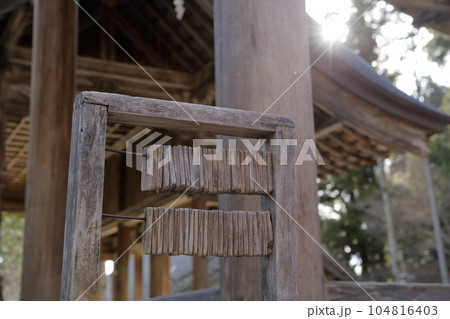 社殿の木のはかり(猿投神社 四方殿 愛知県 豊田市) 社殿の木のはかり(猿投神社 四方殿 愛知県 豊田市) 104816403