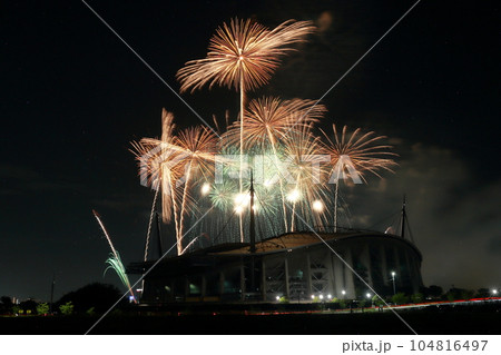 夏の夜を彩る、花火の美しき瞬間(豊田おいでんまつり 豊田スタジアム 愛知県 豊田市) 夏の夜を彩る、花火の美しき瞬間(豊田おいでんまつり 豊田スタジアム 愛知県 豊田市) 104816497