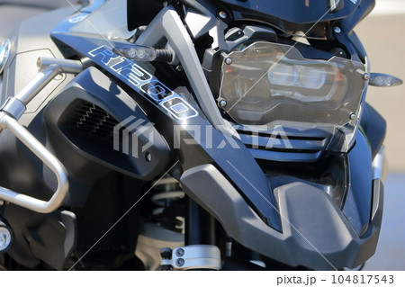 オートバイのヘッドライト 104817543
