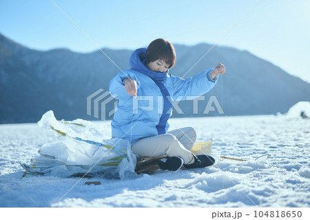 冬の湖でワカサギ釣りをする20代女性 104818650