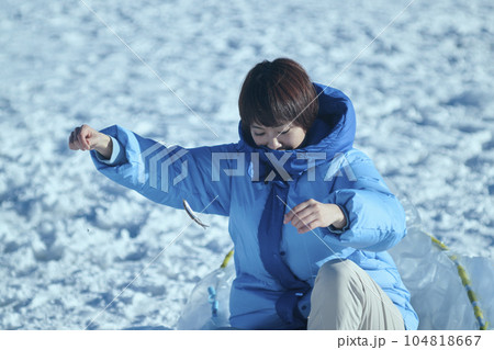冬の湖でワカサギ釣りをする20代女性 104818667