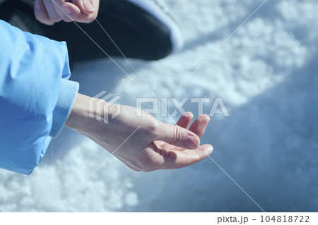 冬の湖でワカサギ釣りをする20代女性 104818722