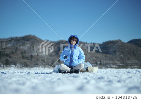 冬の湖でワカサギ釣りをする20代女性 104818728