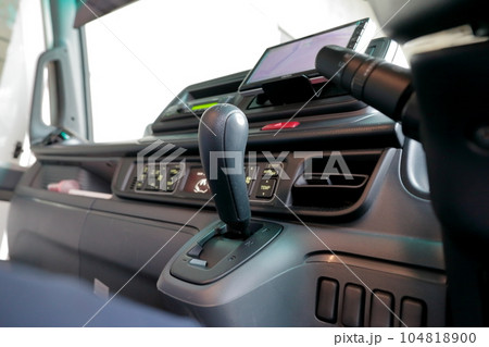 マイクロバスの運転席 104818900