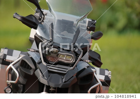オートバイのヘッドライト 104818941