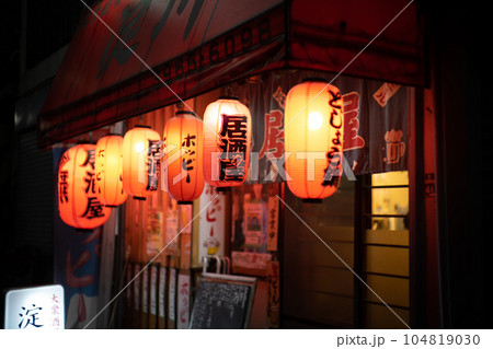 提灯のある夜の景色 104819030