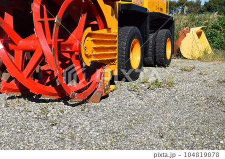 雪国で待機中の除雪車 104819078