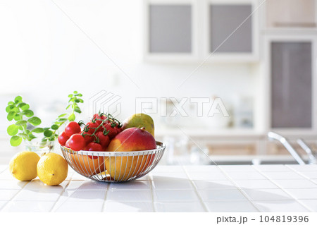 キッチンの果物、明るいキッチンの背景 104819396