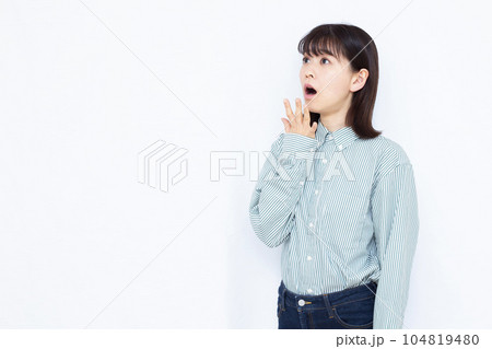 白い背景の前でビックリしている30代の女性 104819480