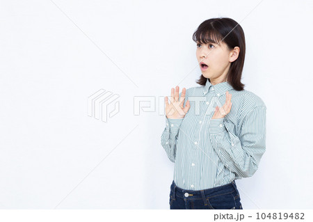 白い背景の前でビックリしている30代の女性 白い背景の前でビックリしている30代の女性 104819482