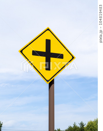 道路標識(警戒標識)「＋形道路交差点あり」。(縦構図) 104819483